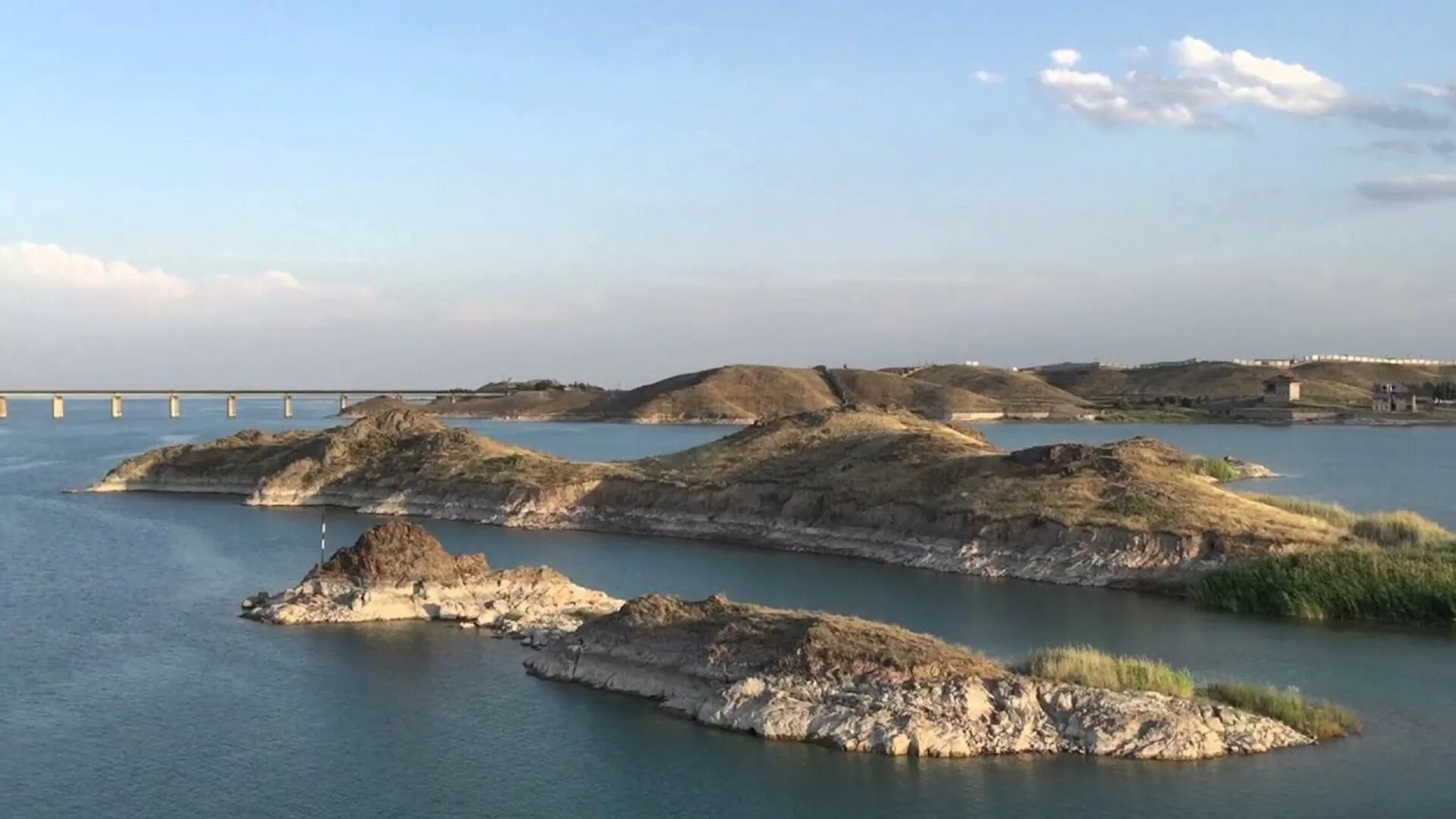 Кемп на Капчагайском водохранилище в Казахстане